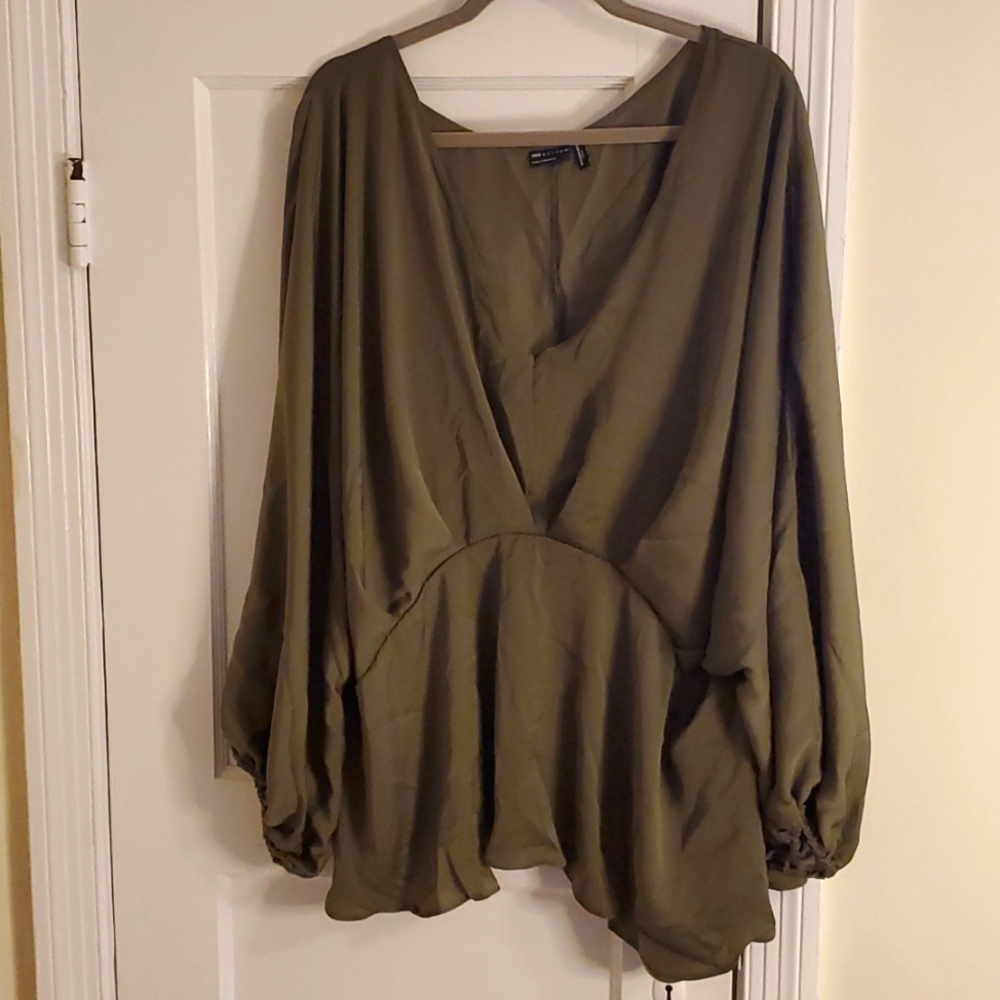 V-neck long sleeve shirt